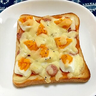 ゆで卵とウインナーのマヨケチャチーズトースト